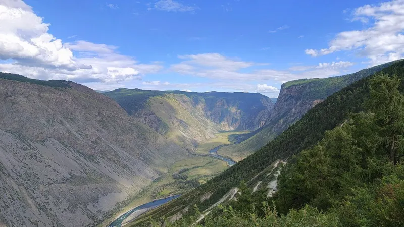 Пейзаж с дорогой и палаткой у воды на закате