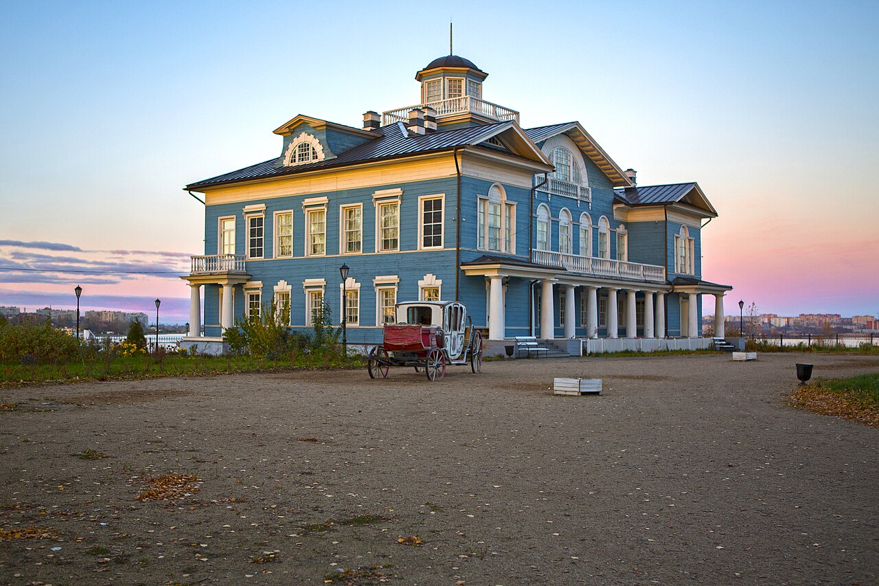 Усадьба Гальских, Череповец — небесно-голубой барский дом на берегу реки Шексны