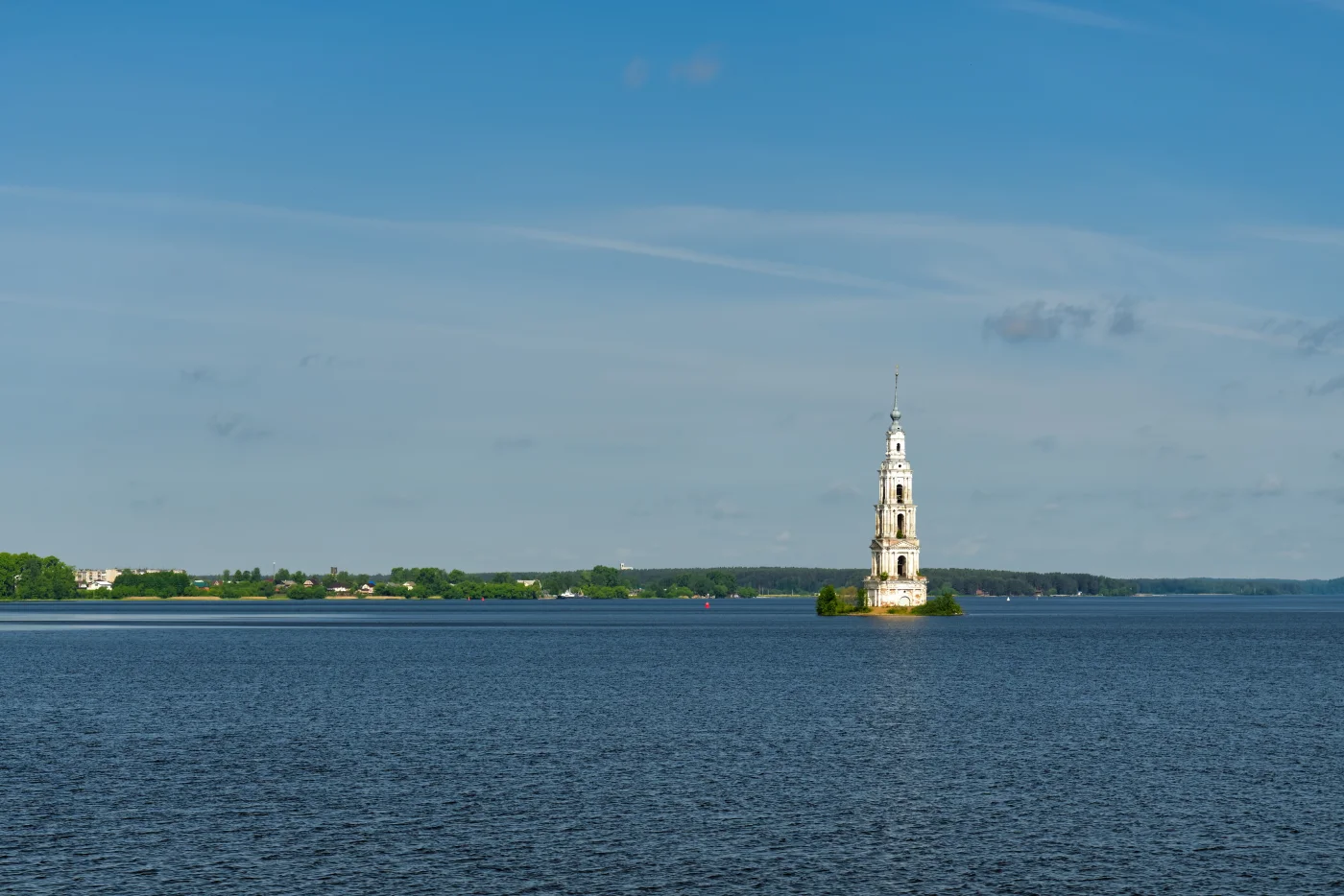 Калязин, колокольня Никольского собора в воде Волги