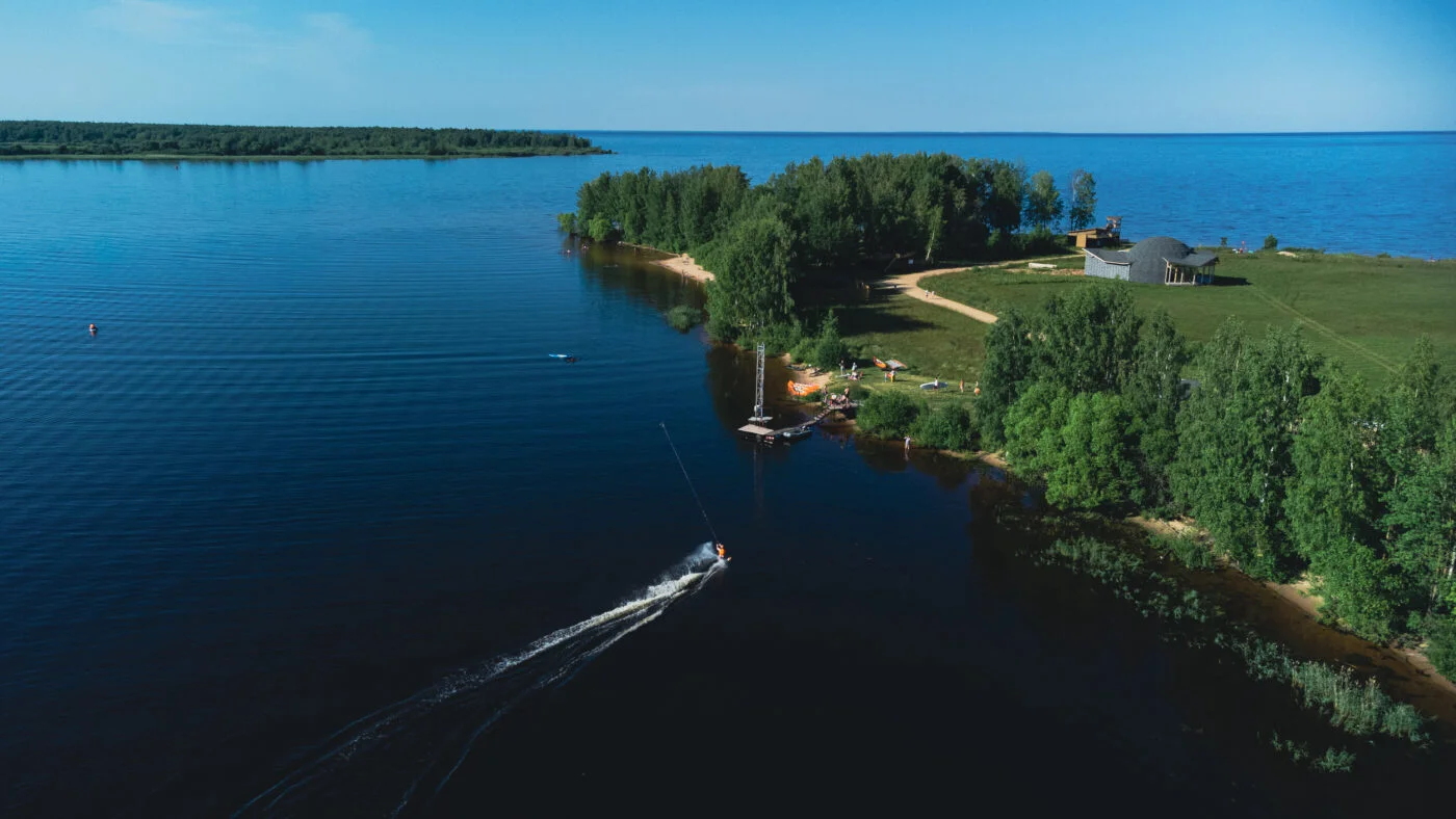 Глэмпинг Ветрено на берегу Рыбинского водохранилища, домики и вид на воду